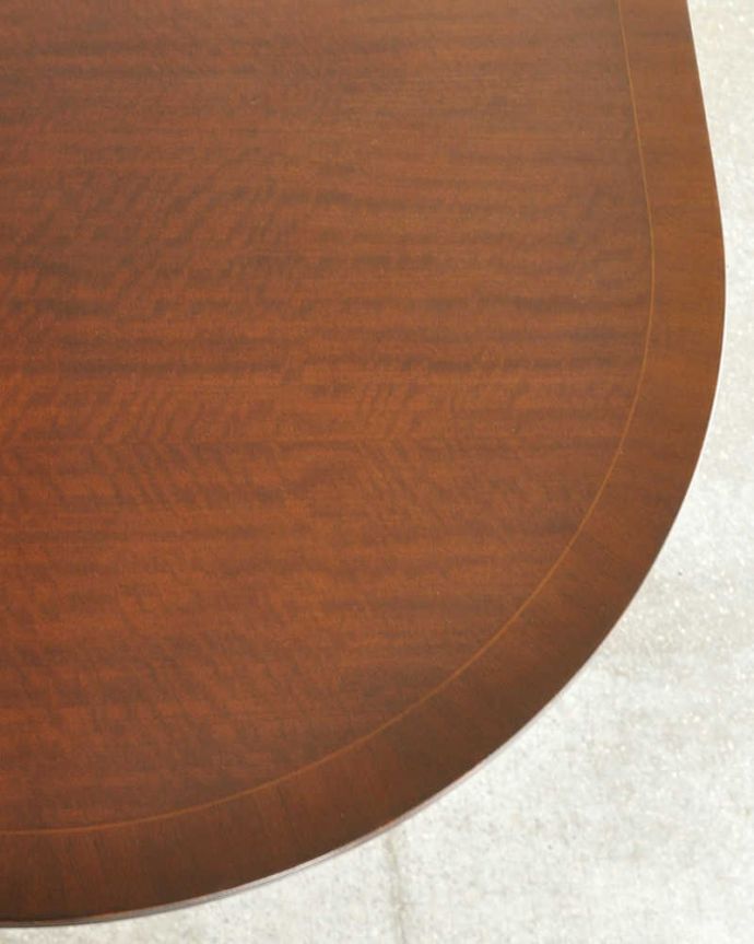 アンティークのテーブル　アンティーク家具　アンティークの英国家具、伸張式のダイニングテーブル（エクステンションテーブル）。天板には細いラインの装飾があります。(k-1771-f)