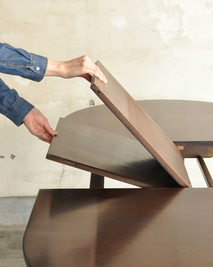 アンティークのテーブル　アンティーク家具　アンティークの英国家具、伸張式のダイニングテーブル（エクステンションテーブル）。天板は引っ張り出すだけであっという間に大きくなります。(k-1771-f)