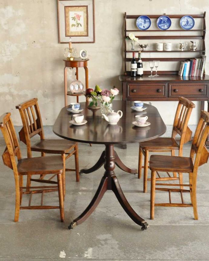 アンティークのテーブル　アンティーク家具　アンティークの英国家具、伸張式のダイニングテーブル（エクステンションテーブル）。とっても優雅な雰囲気にうっとりしてしまいます。(k-1771-f)