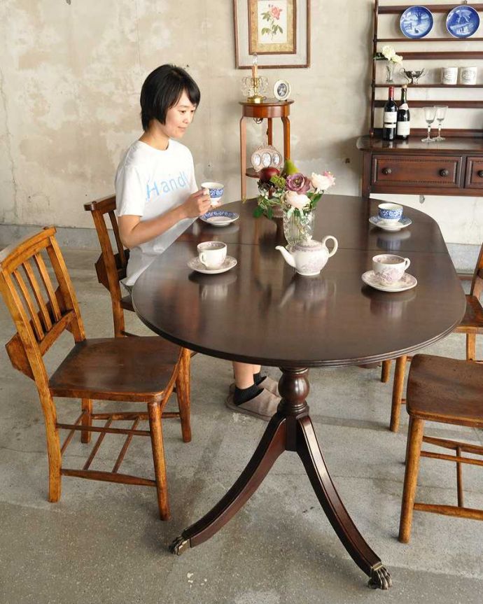 アンティークのテーブル　アンティーク家具　アンティークの英国家具、伸張式のダイニングテーブル（エクステンションテーブル）。４人でゆったりお使いいただけます。(k-1771-f)