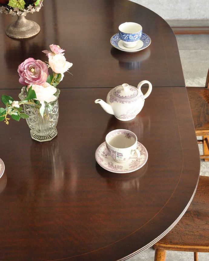 アンティークのテーブル　アンティーク家具　アンティークの英国家具、伸張式のダイニングテーブル（エクステンションテーブル）。美しい天板で、高級感があります。(k-1771-f)