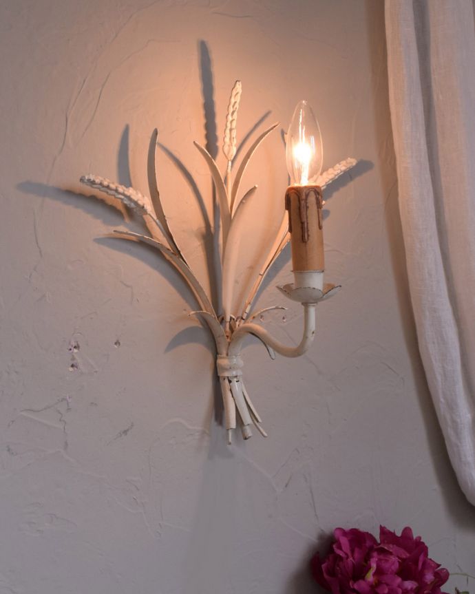 壁付けブラケット　照明・ライティング　フランスのお洒落なアンティーク照明、穂が揺れるウォールブラケット（Ｅ17シャンデリア球付）。壁のお洒落を楽しむのにはピッタリな存在感です。(k-1771-z)