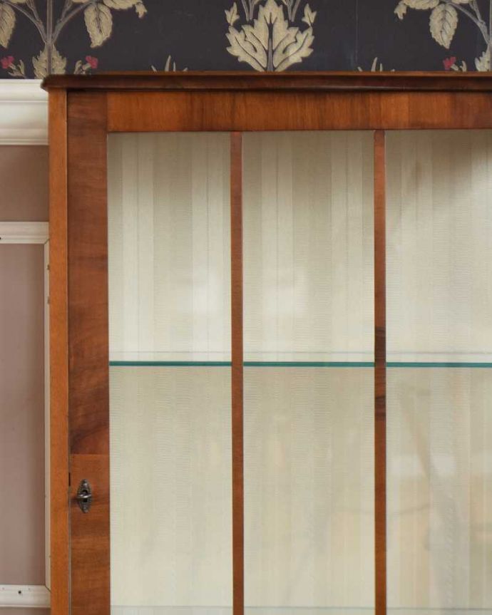 アンティークのキャビネット　アンティーク家具　シンプルな美しさが際立つ、ウォルナット材のアンティークガラスキャビネット。ガラス越しに中をのぞいてみると･･･中に入れたものが、どんなものでも、ちょっと高級に見えちゃうんです。(k-1772-f)