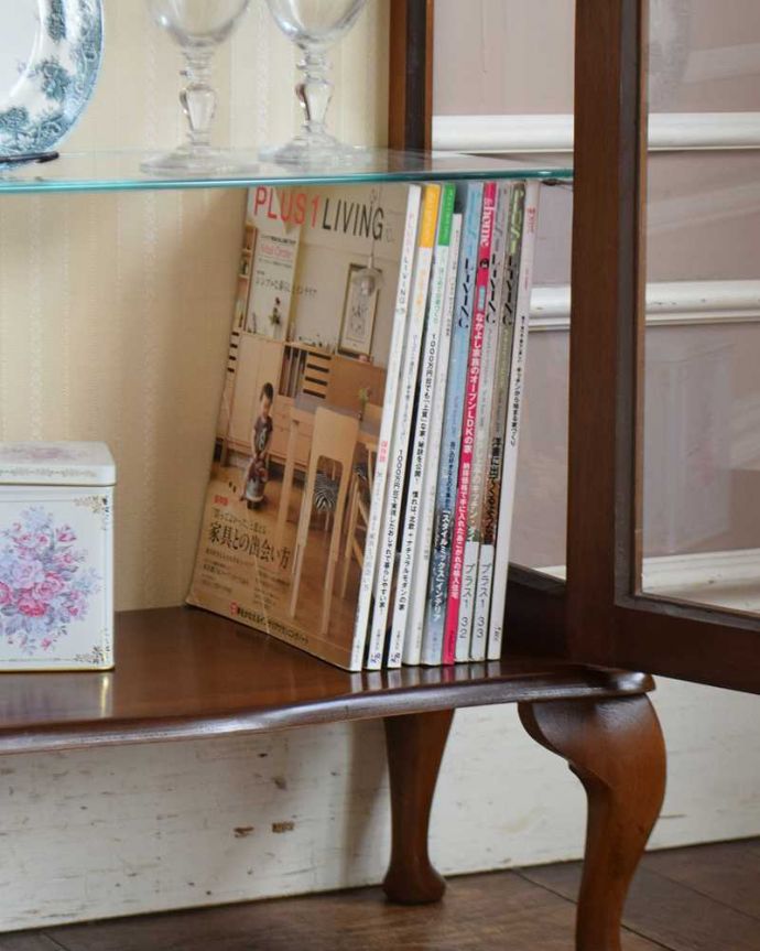 アンティークのキャビネット　アンティーク家具　シンプルな美しさが際立つ、ウォルナット材のアンティークガラスキャビネット。A4サイズの雑誌も収納できる優等生雑誌まで収納できる高さ！本や雑誌もたっぷり収納出来ます。(k-1772-f)
