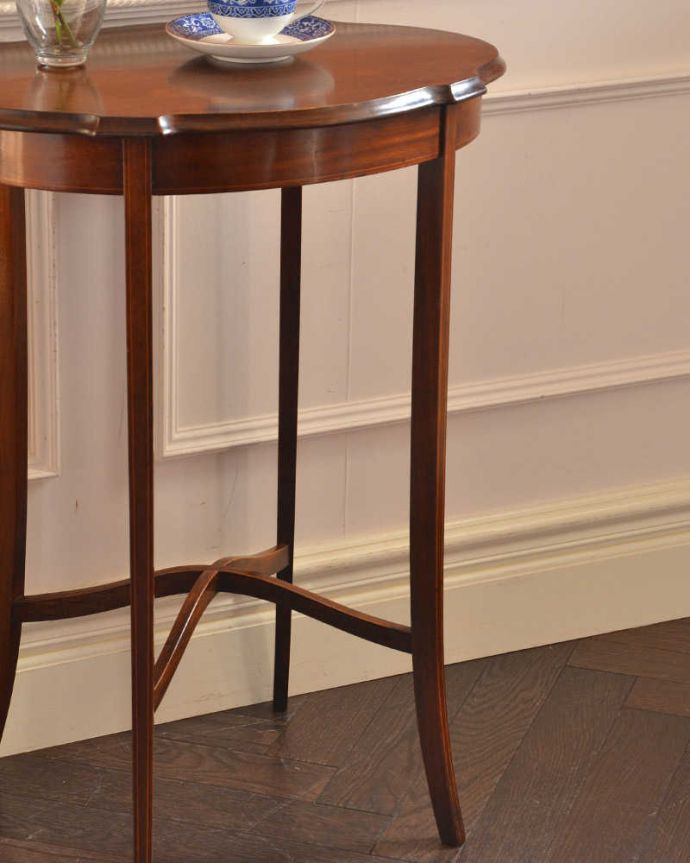 アンティークのテーブル　アンティーク家具　高級感があるマホガニー材の英国輸入家具、オケージョナルテーブル。細くてしなやかな･･･品格ある立ち姿上品でまるで貴婦人のような立ち姿。(k-1773-f)