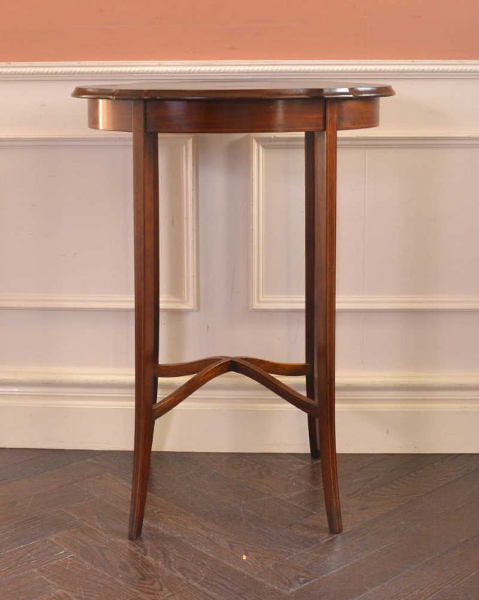 アンティークのテーブル　アンティーク家具　高級感があるマホガニー材の英国輸入家具、オケージョナルテーブル。クルッと回転。(k-1773-f)