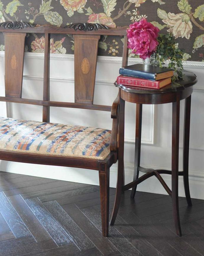 アンティークのテーブル　アンティーク家具　高級感があるマホガニー材の英国輸入家具、オケージョナルテーブル。いろんな使い方が出来る、便利で優雅なテーブル小さなテーブルとして便利に使えるので、使いたい場所にちょっと持って行って気軽に使ってみましょう。(k-1773-f)