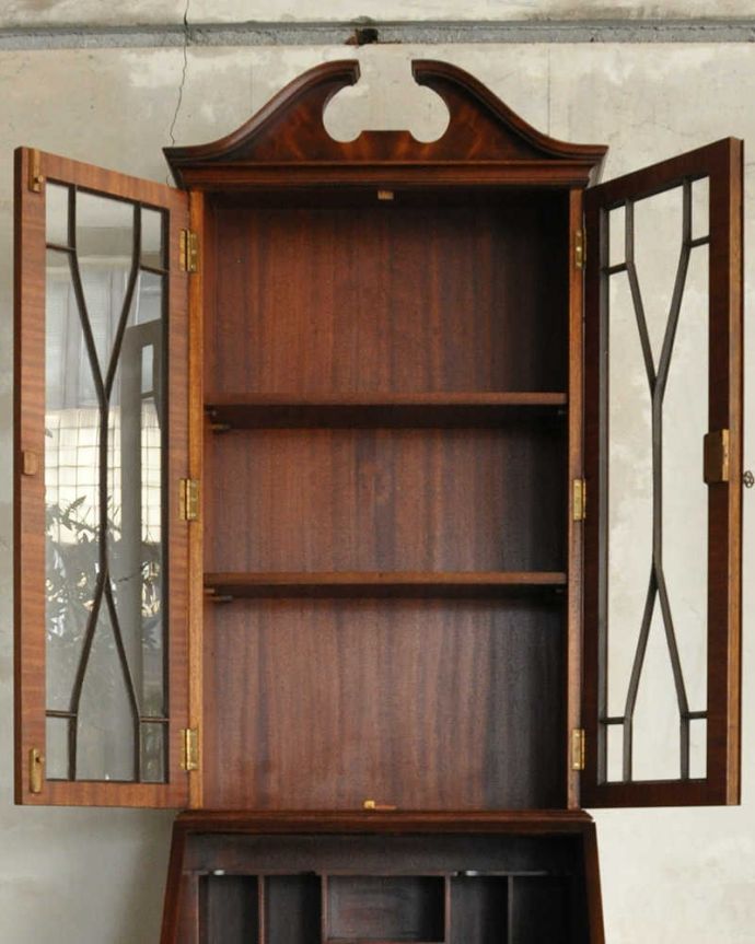 ビューロー　アンティーク家具　英国輸入のアンティーク家具、スリムなビューローブックケース。飾り棚の棚板は２枚。(k-1774-f)