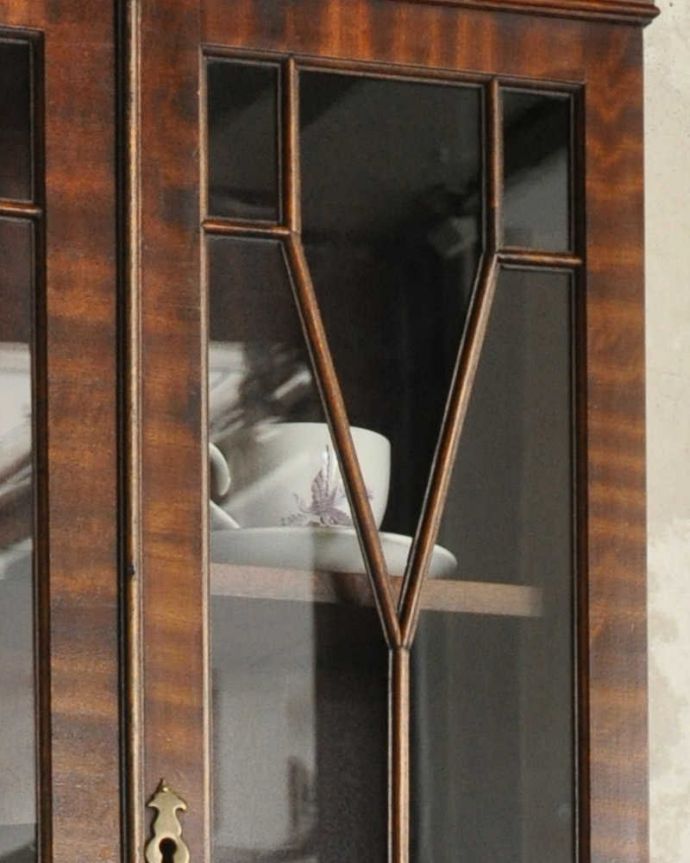 ビューロー　アンティーク家具　英国輸入のアンティーク家具、スリムなビューローブックケース。ガラスももちろん当時のもの。(k-1774-f)