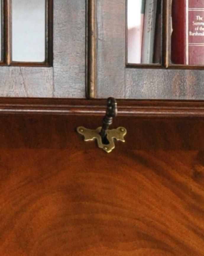 ビューロー　アンティーク家具　英国輸入のアンティーク家具、スリムなビューローブックケース。ビューロー部分は鍵を引っ掛けて取っ手のように使ってください。(k-1774-f)