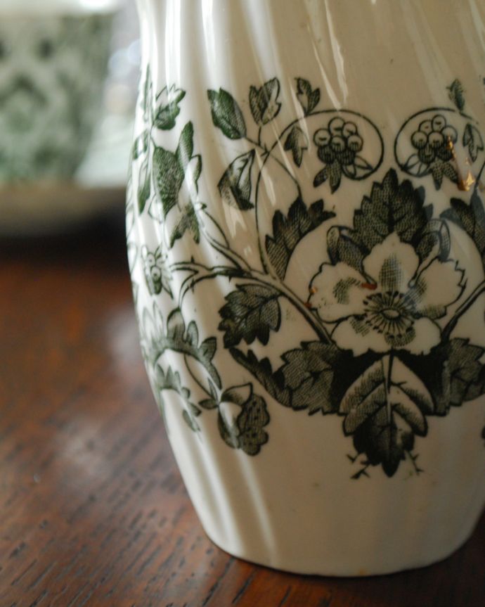 テーブルウェア(食器)　アンティーク雑貨　落ち着いたグリーンの草花×金彩が美しい、英国輸入のアンティーク　ミルクピッチャー。草花が、統一されたアンティークグリーンで仕上げられています。(k-1775-z)