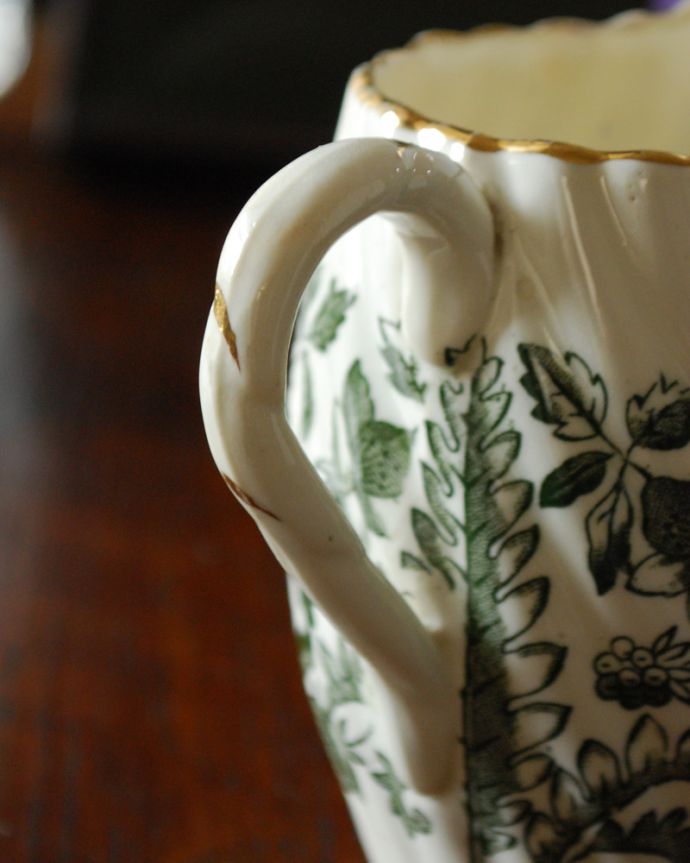 テーブルウェア(食器)　アンティーク雑貨　落ち着いたグリーンの草花×金彩が美しい、英国輸入のアンティーク　ミルクピッチャー。持ち手、縁どりには美しい金彩が装飾されています。(k-1775-z)