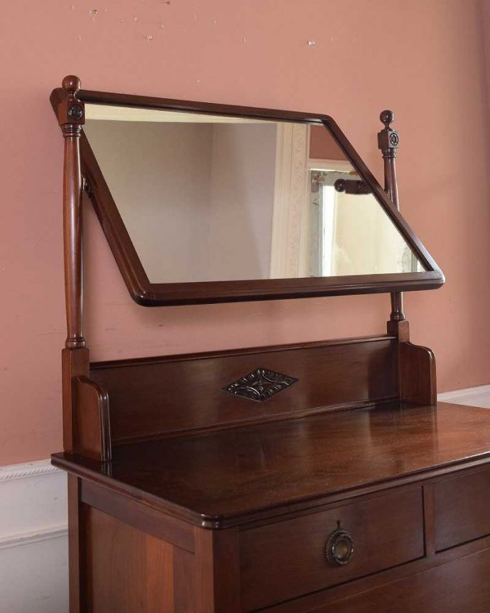 アンティークのドレッサー　アンティーク家具　アンティーク英国輸入家具、大きなミラーが美しいドレッシングチェスト（鏡台）。美しいアンティークのミラー大きな鏡はお部屋を広く見せる効果大。(k-1778-f)