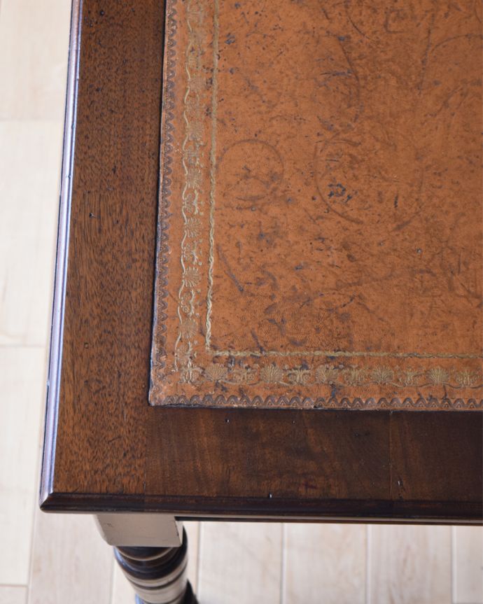 アンティークのデスク・書斎机　アンティーク家具　高級マホガニー材のデスク（勉強机）、彫が美しいアンティーク英国家具。天板には、革が貼ってあります。(k-1779-f)