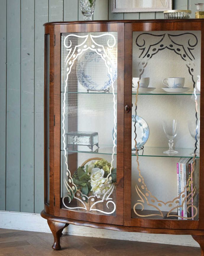 アンティークのキャビネット　アンティーク家具　シルバーの飾りのガラス扉、英国アンティーク家具のガラスキャビネット（飾り棚）。ガラスに描かれたキラッキラの絵扉のガラスには、ほぼ完璧な状態で絵が残っていました。(k-1780-f)