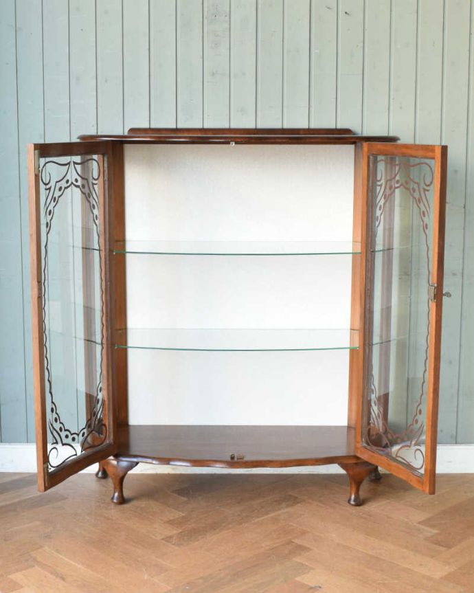 アンティークのキャビネット　アンティーク家具　シルバーの飾りのガラス扉、英国アンティーク家具のガラスキャビネット（飾り棚）。扉を開けて中を見てみると…ガラスの棚板もアンティークなのでキズやチップがありますが、使うのに問題ないものしか買い付けていませんのでご安心下さい。(k-1780-f)