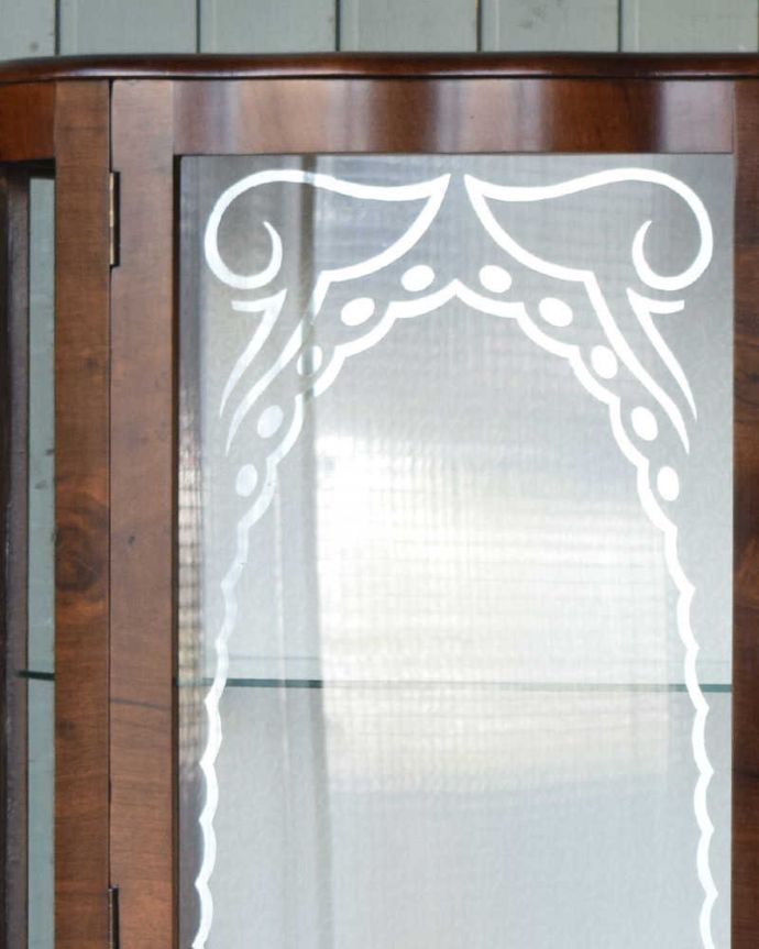 アンティークのキャビネット　アンティーク家具　シルバーの飾りのガラス扉、英国アンティーク家具のガラスキャビネット（飾り棚）。キレイに残っていてくれました剥がれているものが多いんだけれど、この子はしっかり絵が残っていてくれました。(k-1780-f)