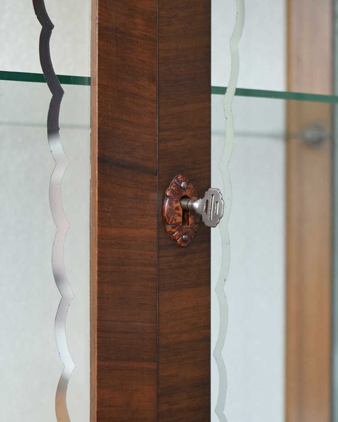 アンティークのキャビネット　アンティーク家具　シルバーの飾りのガラス扉、英国アンティーク家具のガラスキャビネット（飾り棚）。開ける度にワクワクする取っ手鍵が取っ手になっているので、中を開ける度にまるで宝箱を開ける気分です。(k-1780-f)