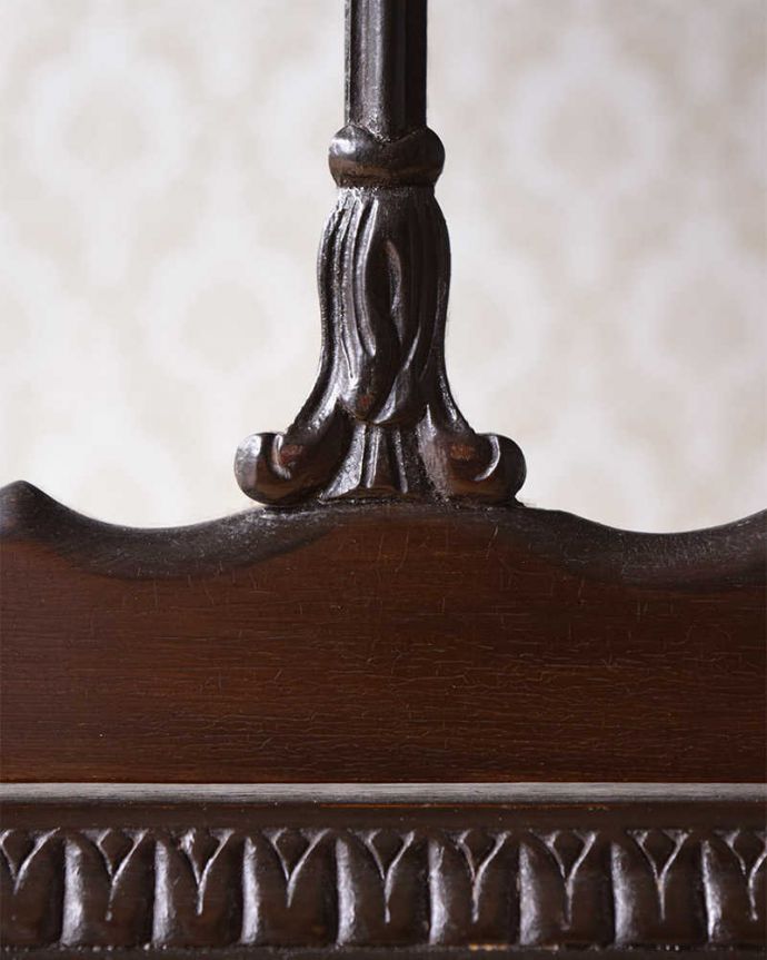アンティークのキャビネット　アンティーク家具　上品な佇まいの英国アンティーク家具、高級感たっぷりのガラスキャビネット。木の装飾が上品なアクセントになっています。(k-1784-f)