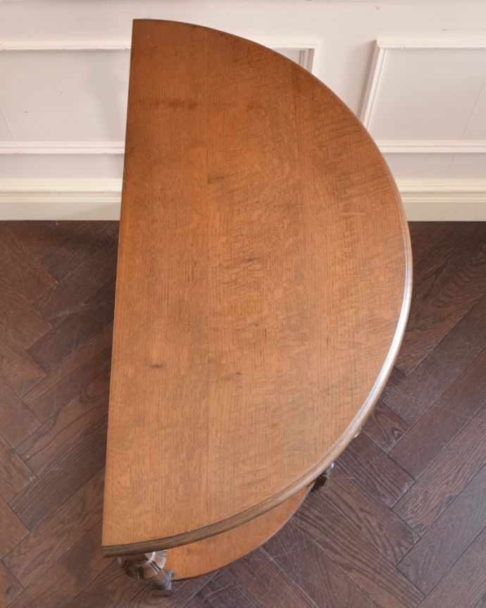 アンティークのテーブル　アンティーク家具　英国輸入のアンティーク家具、引き出しと棚が付いたコンソールテーブル。半円形の天板です。(k-1785-f)