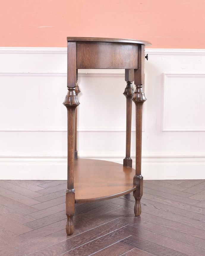 アンティークのテーブル　アンティーク家具　英国輸入のアンティーク家具、引き出しと棚が付いたコンソールテーブル。サイドはこんなにスッキリ！場所を取らないので使いやすいです。(k-1785-f)