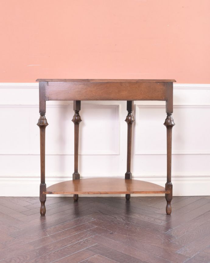 アンティークのテーブル　アンティーク家具　英国輸入のアンティーク家具、引き出しと棚が付いたコンソールテーブル。アンティークは新品ではないので、もちろん経年変化によるキズはありますが、専門の職人が目立たないようキレイにお直しをしているので、後姿までキレイです。(k-1785-f)