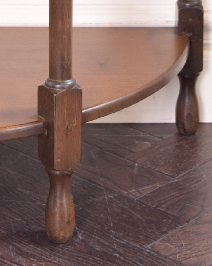 アンティークのテーブル　アンティーク家具　英国輸入のアンティーク家具、引き出しと棚が付いたコンソールテーブル。脚もとまで装飾が施されています。(k-1785-f)