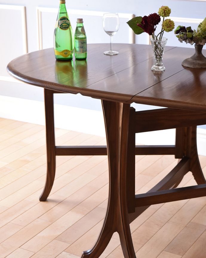 アンティークのテーブル　アンティーク家具　英国輸入のアンティーク家具、脚先の曲線まで美しいゲートレッグテーブル（伸張式テーブル）。落ち着いた雰囲気なので、和室でもお使いいただけますよ。(k-1788-f)
