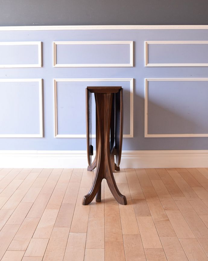 アンティークのテーブル　アンティーク家具　英国輸入のアンティーク家具、脚先の曲線まで美しいゲートレッグテーブル（伸張式テーブル）。閉じるとこんなにコンパクトになるので、壁に付けて片付けることも可能です。(k-1788-f)