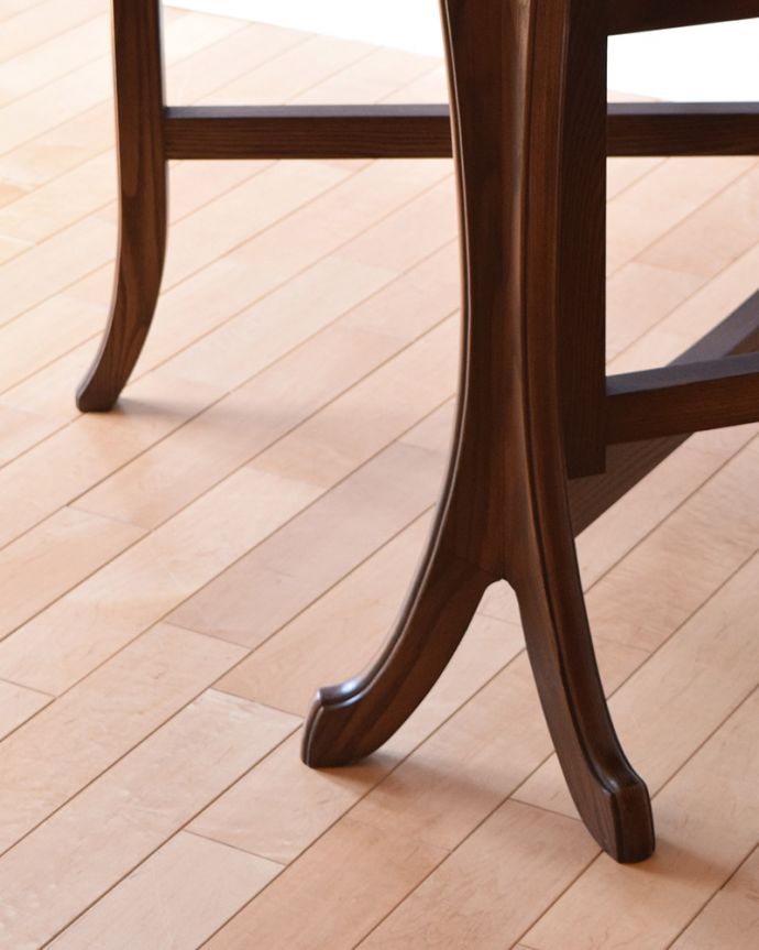 アンティークのテーブル　アンティーク家具　英国輸入のアンティーク家具、脚先の曲線まで美しいゲートレッグテーブル（伸張式テーブル）。しっかりテーブルを支えます。(k-1788-f)
