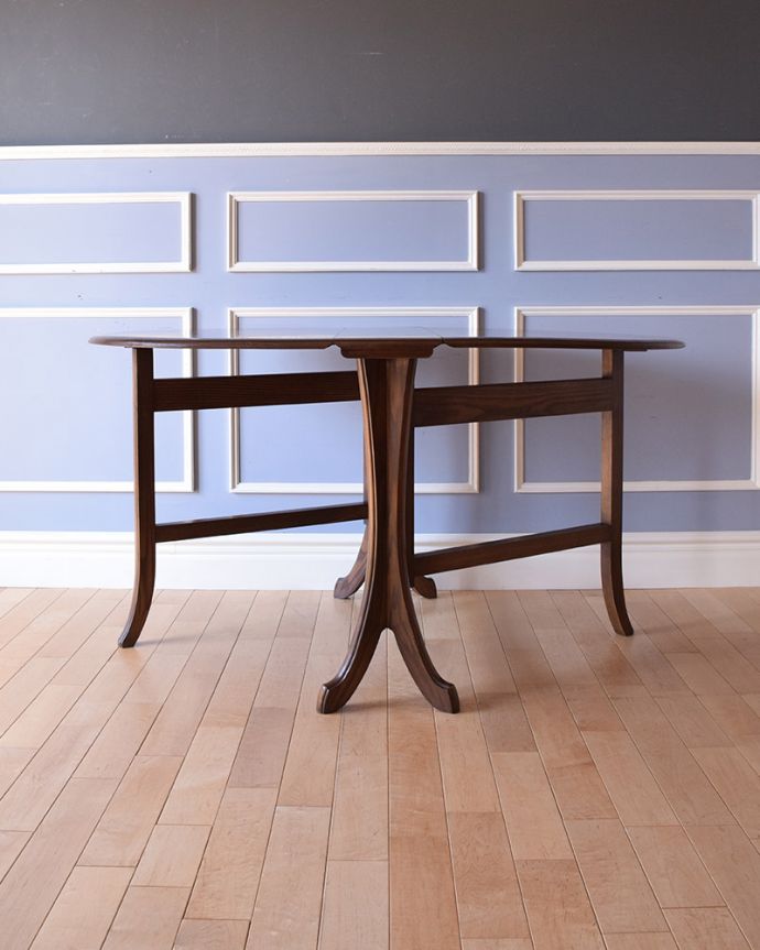 アンティークのテーブル　アンティーク家具　英国輸入のアンティーク家具、脚先の曲線まで美しいゲートレッグテーブル（伸張式テーブル）。幕板がないので、軽やかでスッキリした印象です。(k-1788-f)