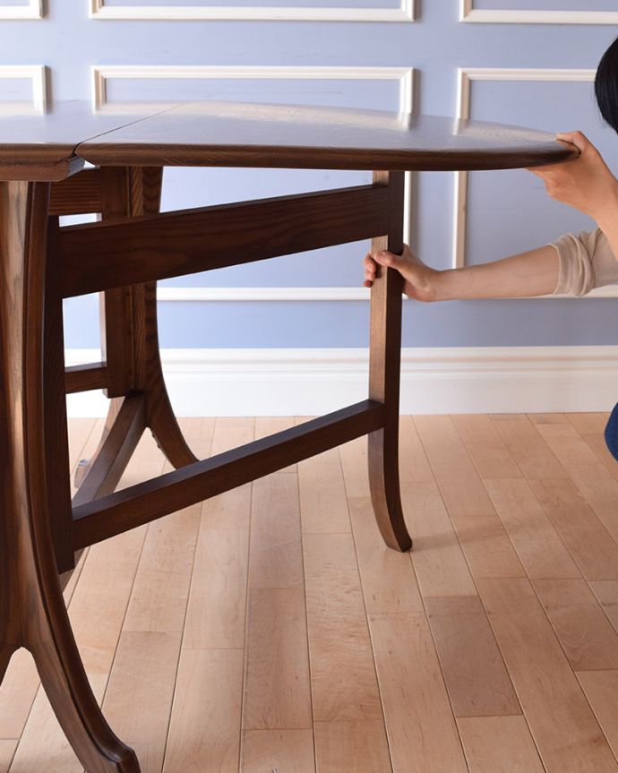 アンティークのテーブル　アンティーク家具　英国輸入のアンティーク家具、脚先の曲線まで美しいゲートレッグテーブル（伸張式テーブル）。脚を引っ張り出すだけなので、組み立ても簡単！女性の力で大丈夫です。(k-1788-f)