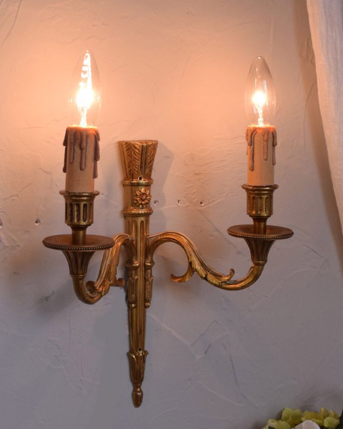 壁付けブラケット　照明・ライティング　フランスのアンティークブラケット、落ち着いた真鍮のウォールランプ（Ｅ17シャンデリア球付）。夜のお部屋をドラマティックに･･･壁を照らすとお部屋がなんだかステキに見えてきます。(k-1788-z)