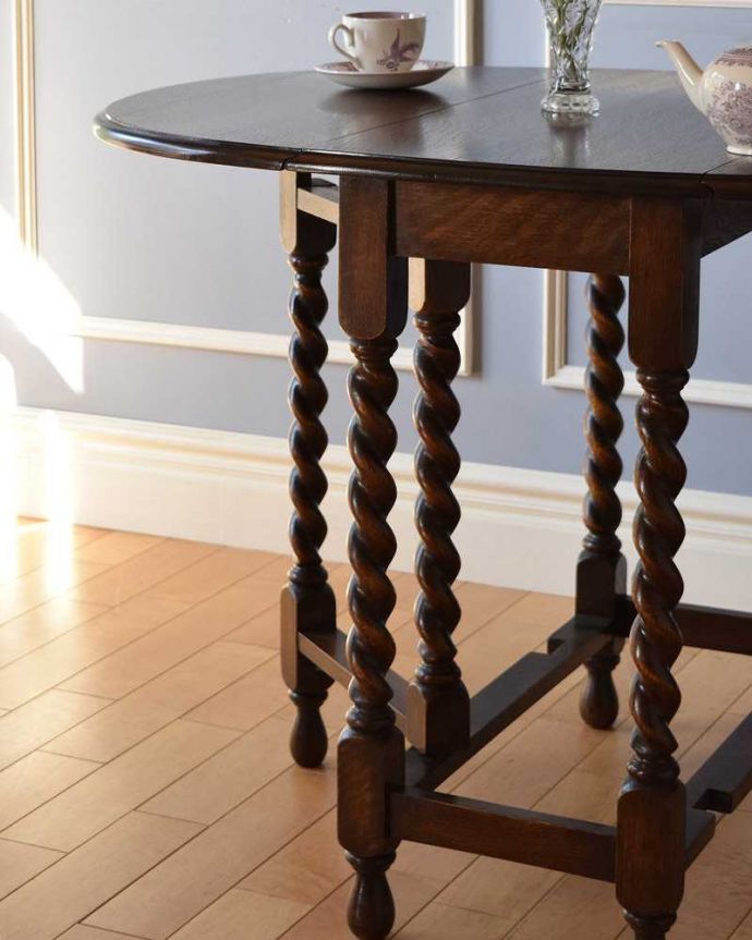 アンティークのテーブル　アンティーク家具　英国伝統のアンティーク家具、コンパクトサイズの伸張式のゲートレッグテーブル 。自慢はやっぱりゲート（門）のような脚まるでゲート（門）が開くような脚の形から名前が付けられたゲートレッグテーブル。(k-1789-f)