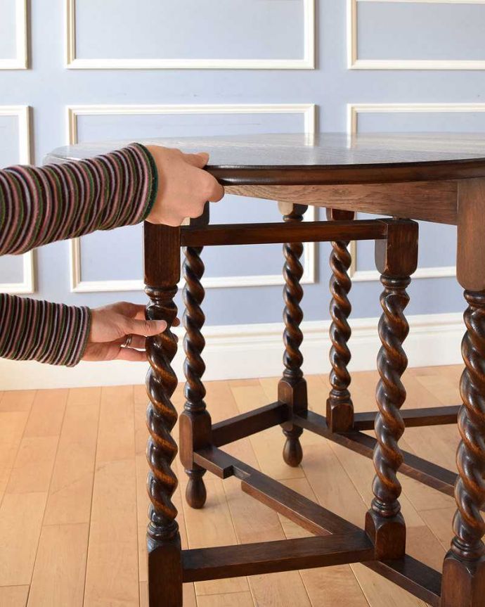 アンティークのテーブル　アンティーク家具　英国伝統のアンティーク家具、コンパクトサイズの伸張式のゲートレッグテーブル 。脚を引き出すだけであっという間ゲートのような形をした脚のテーブル。(k-1789-f)