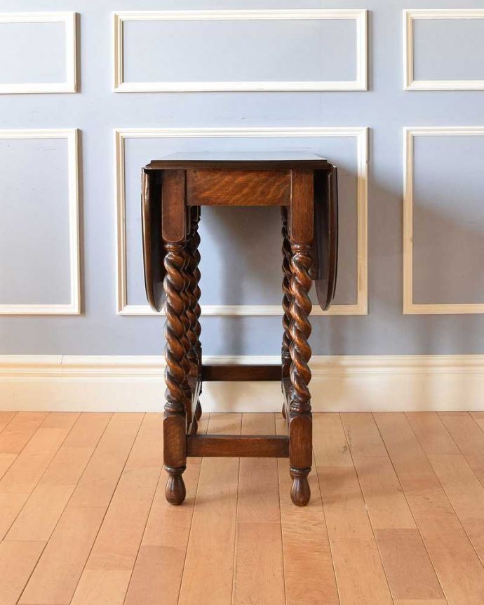 アンティークのテーブル　アンティーク家具　英国伝統のアンティーク家具、コンパクトサイズの伸張式のゲートレッグテーブル 。意外にコンパクト昔、使わないとき壁にピタッと付けて収納出来るように作られたテーブル。(k-1789-f)