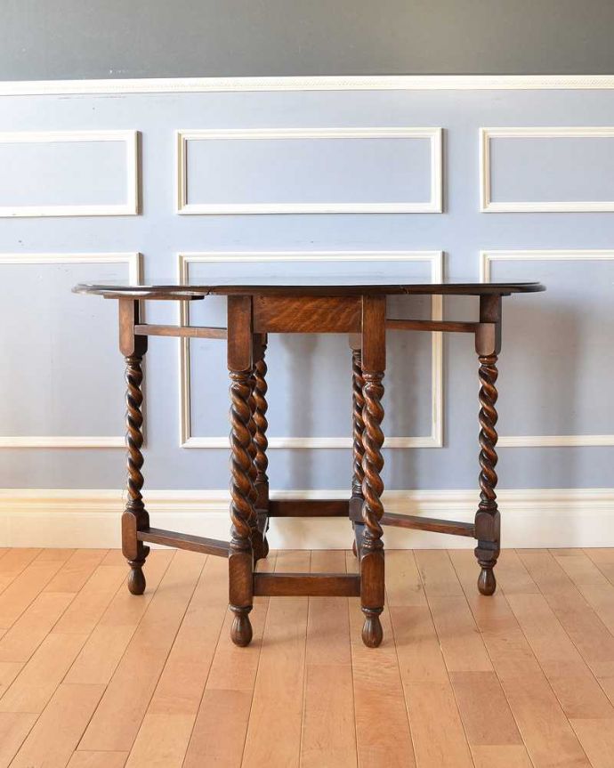 アンティークのテーブル　アンティーク家具　英国伝統のアンティーク家具、コンパクトサイズの伸張式のゲートレッグテーブル 。両方開けば大きなサイズゲートレッグテーブルはゲートが開くように作られた脚のデザインも印象的。(k-1789-f)