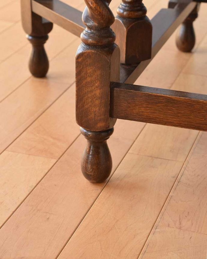 アンティークのテーブル　アンティーク家具　英国伝統のアンティーク家具、コンパクトサイズの伸張式のゲートレッグテーブル 。持ち上げなくても移動できます！Handleのアンティークは、脚の裏にフェルトキーパーをお付けしていますので、持ち上げなくても床を滑らせて移動させることが出来ます。(k-1789-f)