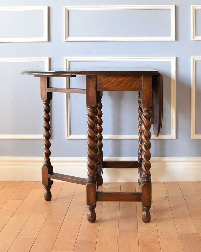 アンティークのテーブル　アンティーク家具　英国伝統のアンティーク家具、コンパクトサイズの伸張式のゲートレッグテーブル 。片方開くと････片方のリーフを開くとこんな感じ。(k-1789-f)
