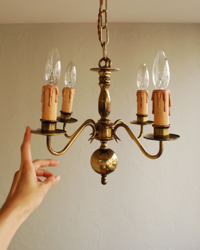 シャンデリア　照明・ライティング　イギリスのアンティーク照明、ゴールドの輝きがキレイな真鍮シャンデリア（４灯）（Ｅ17シャンデリア球付） 。引っ掛けシーリングのタイプに加工してお届けしますので、リビングやダイニングテーブルの上などお好きな場所に簡単に取り付けてみてください。(k-1789-z)