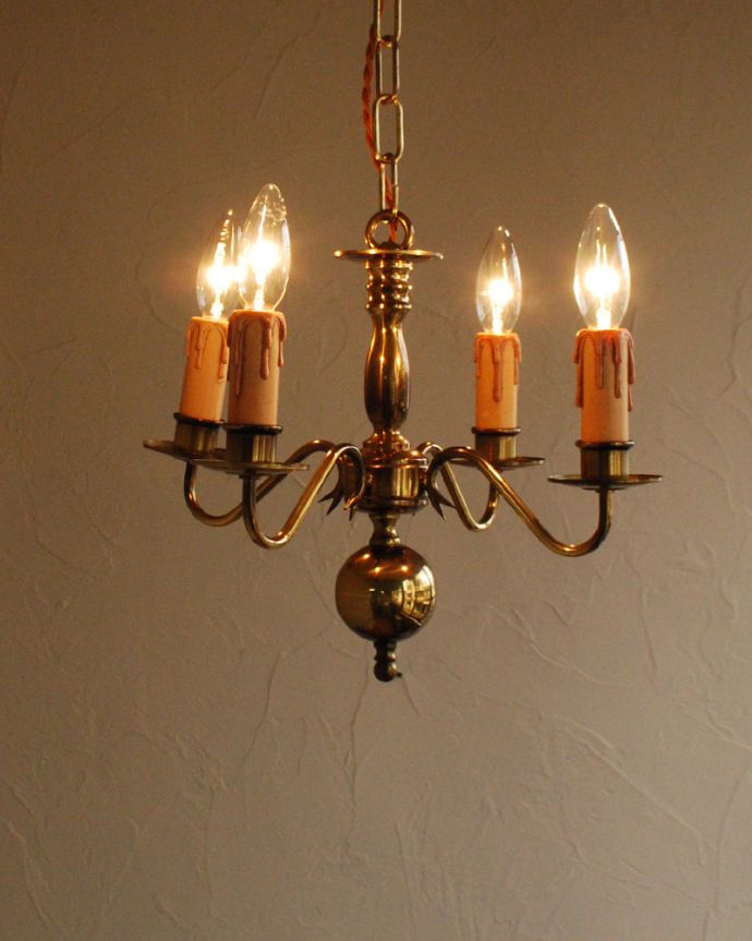 シャンデリア　照明・ライティング　イギリスのアンティーク照明、ゴールドの輝きがキレイな真鍮シャンデリア（４灯）（Ｅ17シャンデリア球付） 。エレガントで高級感溢れる雰囲気を演出してくれる真鍮のシャンデリアです。(k-1789-z)