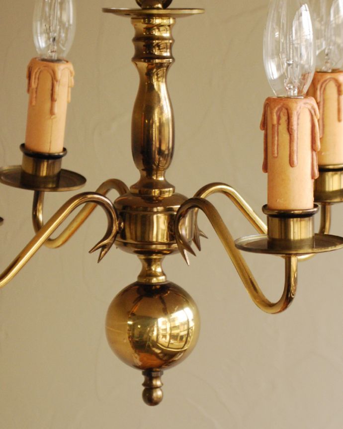 シャンデリア　照明・ライティング　イギリスのアンティーク照明、ゴールドの輝きがキレイな真鍮シャンデリア（４灯）（Ｅ17シャンデリア球付） 。隅々までこだわったデザインなのでどこから見ても楽しめます。(k-1789-z)