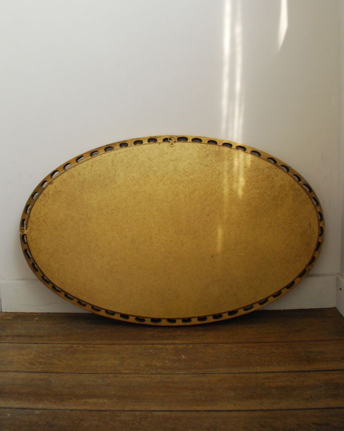 アンティーク フレーム付きミラー　アンティーク雑貨　ゴールドの装飾と上品な高級感、オーバル形のアンティークミラー 。きちんとメンテナンスしてあるので、裏側もキレイです。(k-1790-z)