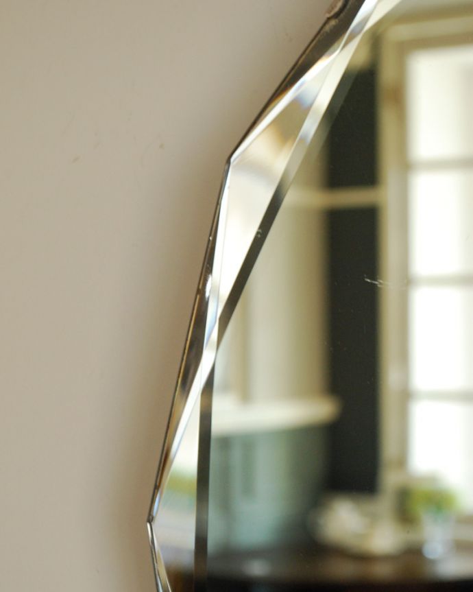 アンティーク カッティングミラー　アンティーク雑貨　縁どりのカッティングが綺麗なアンティークミラー（壁掛け鏡）。現代のミラーの倍くらいの厚みがあるんです。(k-1793-z)