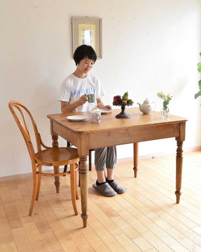 アンティークのテーブル　アンティーク家具　イギリスのナチュラルなアンティーク家具、２人掛けのパイン材ダイニングテーブル。ほっこりとした表情に癒されますオールドパイン材のテーブルは、独特の木目が特長。(k-1794-f)