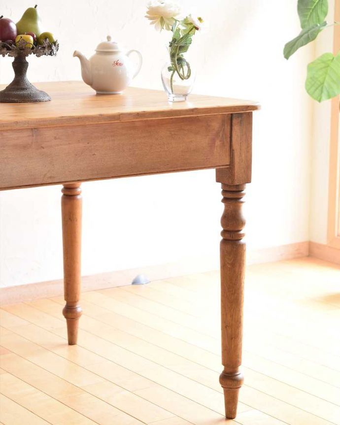 アンティークのテーブル　アンティーク家具　イギリスのナチュラルなアンティーク家具、２人掛けのパイン材ダイニングテーブル。ポコポコっとした可愛らしい脚脚のデザインもぬくもりあるやさしいデザイン。(k-1794-f)