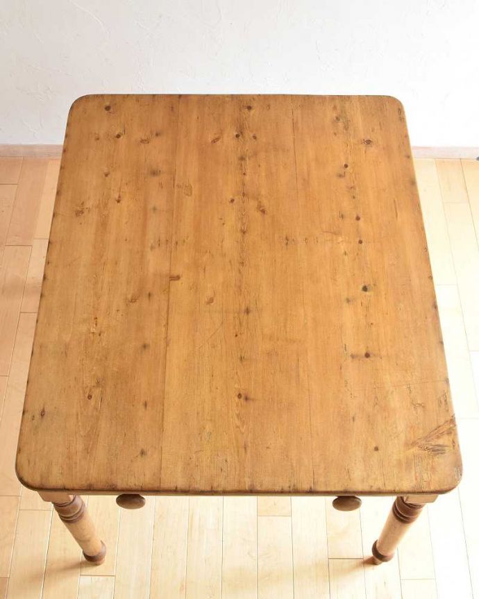 アンティークのテーブル　アンティーク家具　イギリスのナチュラルなアンティーク家具、２人掛けのパイン材ダイニングテーブル。天板はキレイに修復しました。(k-1794-f)