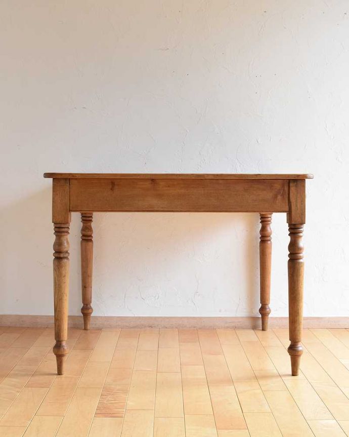 アンティークのテーブル　アンティーク家具　イギリスのナチュラルなアンティーク家具、２人掛けのパイン材ダイニングテーブル。横から見てみると･･･テーブルを横から見るとこんな感じ。(k-1794-f)
