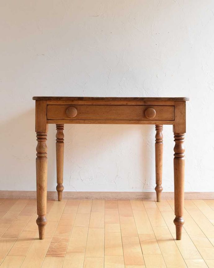 アンティークのテーブル　アンティーク家具　イギリスのナチュラルなアンティーク家具、２人掛けのパイン材ダイニングテーブル。こっち側もキレイです！アンティークは新品ではないので、もちろん経年変化によるキズはありますが、専門の職人がきちんとお直しをしているので、180度どの角度もキレイです。(k-1794-f)