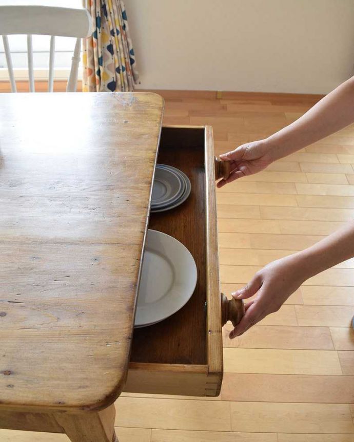 アンティークのテーブル　アンティーク家具　イギリスのナチュラルなアンティーク家具、２人掛けのパイン材ダイニングテーブル。よく使う雑貨がしまえる便利な引き出しです。(k-1794-f)